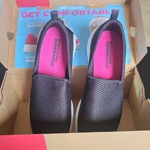 Skechers Women's Black and Pink Slip-On Sneakers